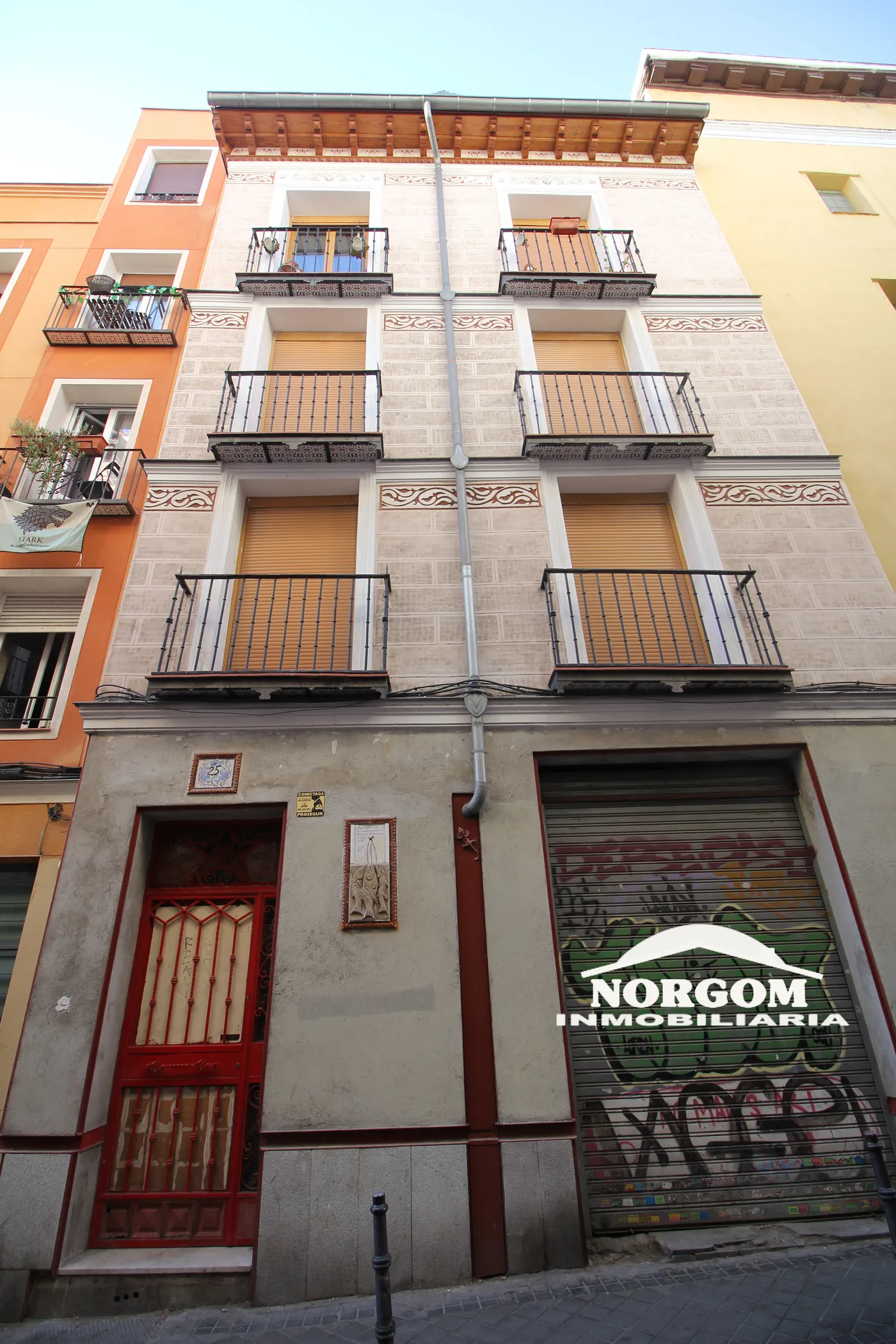 Se alquila ático en calle Tres Peces centro de Madrid
